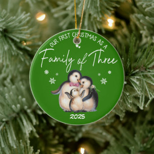Unsere ersten Weihnachten als Familie von drei Keramik Ornament