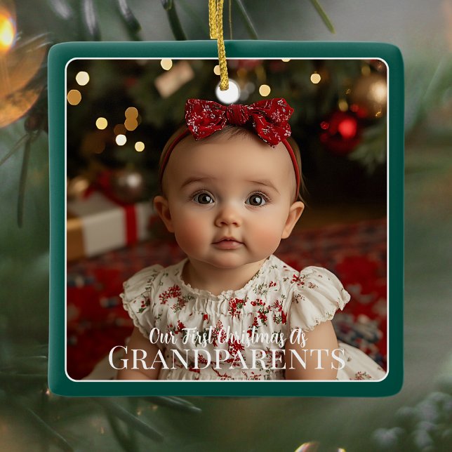 Unsere ersten Weihnachten als Großeltern als Großk Keramikornament (First Christmas as Grandparents Grandchild Newborn Green Ceramic Ornament)