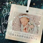 Unsere ersten Weihnachten als Großeltern Moderner  Ornament Aus Glas<br><div class="desc">Design besteht aus modernem,  schicken Typografie mit Sans Serif und Serif Schriftart. Fügen Sie ein individuelles Foto von Baby und Jahr hinzu.</div>