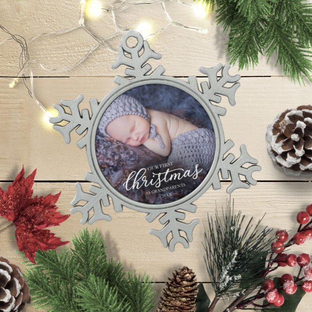 Unsere ersten Weihnachten als Großeltern weiße Sch Schneeflocken Zinn-Ornament (Von Creator hochgeladen)