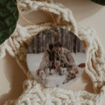 Unsere ersten Weihnachten als Herr und Frau Orname Keramik Ornament<br><div class="desc">Mit diesem neu vermählten Ornament können Sie Ihr eigenes Foto hochladen. Zusammen mit einem wunderschönen Kalligraphie-Schriftart und einer Serifenfront ist dieses moderne,  frisch vermählte Ornament die perfekte Ergänzung zu Ihrem Baum!</div>