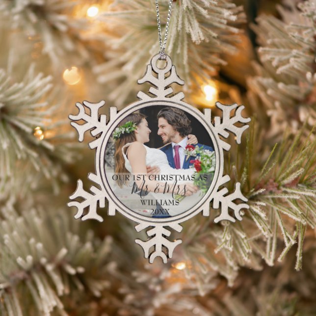 Unsere ersten Weihnachten als Mr. & Mrs. Name Foto Schneeflocken Zinn-Ornament (Baum)