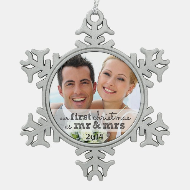 Unsere ersten Weihnachten als Mr. & Mrs. Snowflake Schneeflocken Zinn-Ornament (Vorderseite)