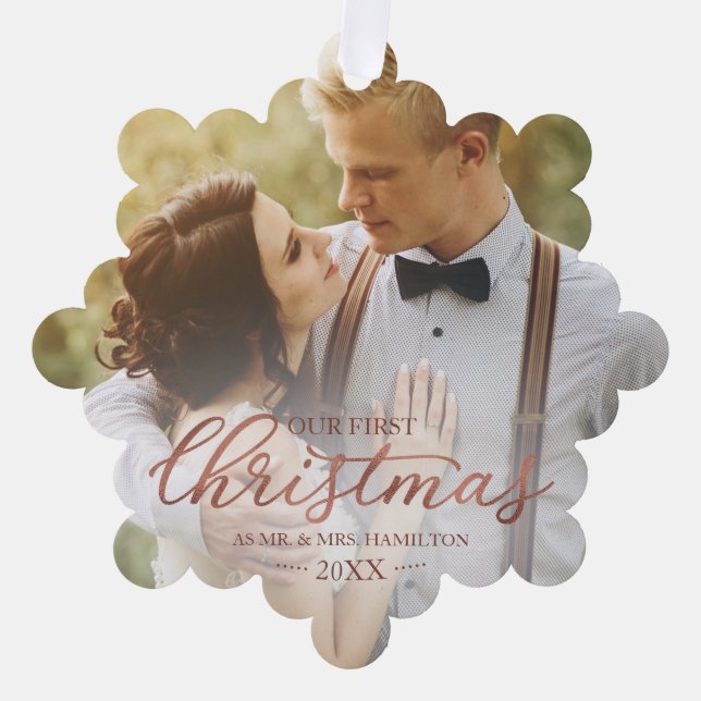 Unsere ersten Weihnachten als Mr. und Mrs. Rose Go Ornament Karte (Vorderseite)