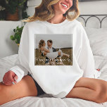 Unsere ersten Weihnachten als Mr. und Mrs. Typogra T-Shirt<br><div class="desc">Feiern Sie Ihre erste Urlaubssaison zusammen mit unserem First Christmas As Mr. und Mrs. Typografy Foto T - Shirt. Dieses stilvolle, klassische Design bietet eine saubere, minimale Typografie mit einem handgeschriebenen Skript, das die Essenz Ihres ersten Weihnachts als verheiratetes Paar einfängt. Mit der Möglichkeit, das Shirt mit Ihrem Hochzeitsfest-Foto, ist...</div>