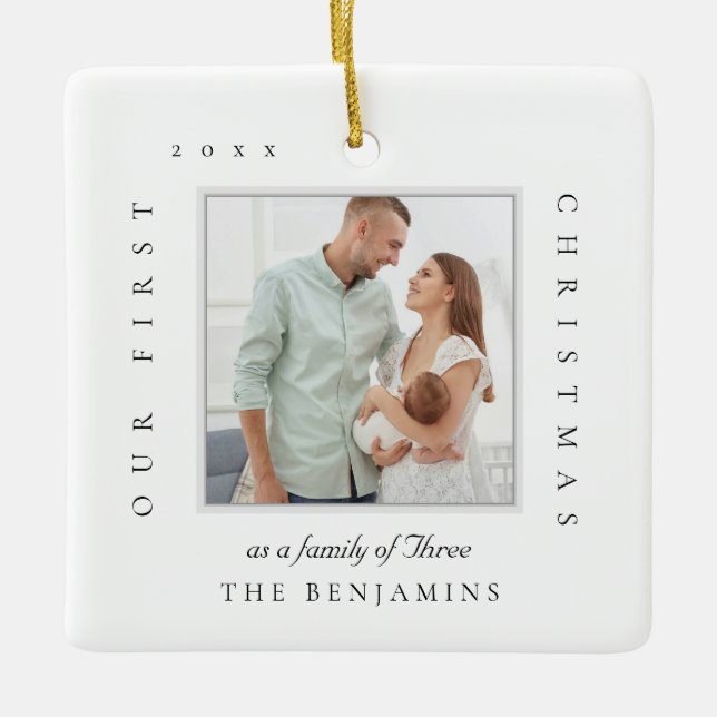 Unsere ersten Weihnachten als Weihnachtsfamilie im Keramikornament (Vorderseite)