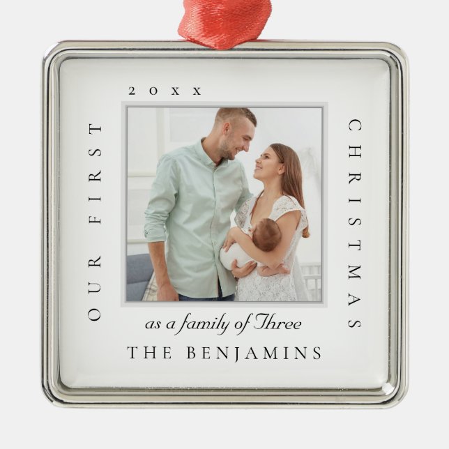 Unsere ersten Weihnachten als Weihnachtsfamilie im Ornament Aus Metall (Vorne)