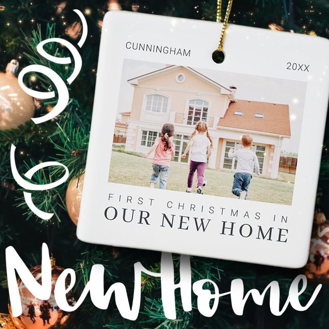 Unsere ersten Weihnachten in unserer neuen Zuhause Keramikornament (Von Creator hochgeladen)