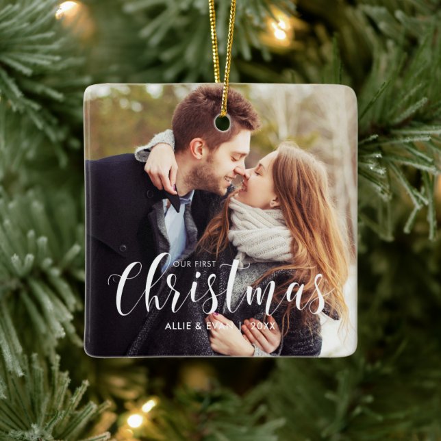 "Unsere ersten Weihnachten" Modernes Personalisier Keramikornament (Baum)