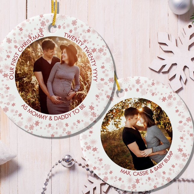 Unsere ersten Weihnachten | Red Ditsy Snowflake Fo Keramik Ornament (Von Creator hochgeladen)