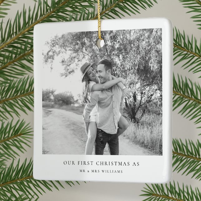 Unsere ersten Weihnachten Verheiratet Minimalistis Keramikornament (Our First Christmas as Mr & Mrs ornament by Guava, perfect for weddings and newlywed gifting)