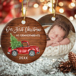 Unsere ersten Weihnachtsgroßeltern Woodruck Truck  Keramik Ornament<br><div class="desc">Modern Brush Script Unsere ersten Weihnachten als Großeltern Wasserfarbe Vintager roter LKW mit Weihnachtsbaumschmuck - Rustikaler Landwalddruck - Foto zurück</div>