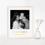 Unsere Familie | Foto und Moderner Text in Gold Foliendrucke<br><div class="desc">Dieses moderne und elegante Poster besticht durch Ihr persönliches Lieblings-Foto und die Worte "unsere Familie" in einzigartiger und stilvoller Goldfolien-Typografie. Es gibt auch einen Platz,  um Ihren Nachnamen in Gold hinzuzufügen.</div>