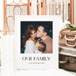 Unsere Familie | Schwarz und Weiß - Neuer Text und Poster<br><div class="desc">Dieses moderne und elegante Poster besticht durch Ihr persönliches Foto und die Worte "unsere Familie" in einzigartiger und stilvoller Typografie. Es gibt auch einen Platz,  um Ihren Nachnamen hinzuzufügen. Schwarz-Weiß,  minimalistisch,  passend zu jedem Stil.</div>