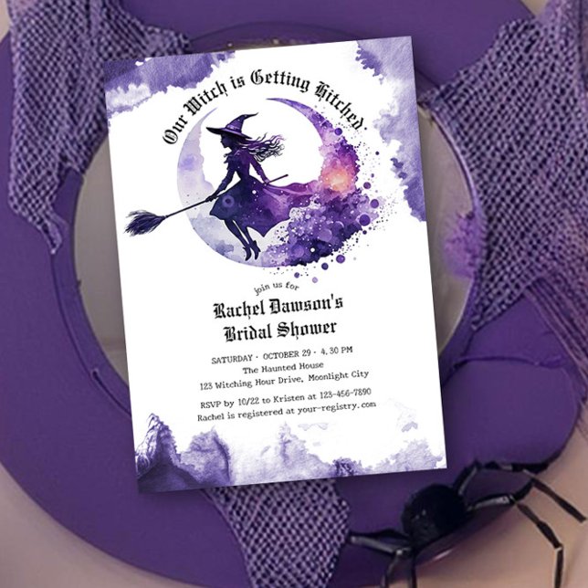 Unsere Hexe wird Lila Brautparty ersticken Einladung (Our Witch is Getting Hitched Halloween Bridal Shower Invitation by Darling & May)