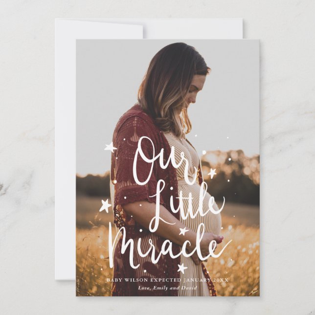 Unsere kleine Wundertüte Typografie-Foto-Schwanger Ankündigung (Vorderseite)