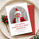 Unsere kleinen Schneeflocken Babys Erstes Foto Wei Feiertagskarte<br><div class="desc">Feiern Sie mit unserer bezaubernden "Our Little Snowflake First Baby Christmas"-Karte die erste Urlaubssaison Ihres Babys. Dieses bezaubernde Design besticht durch ein festliches Weihnachtsoutfit für Ihr Baby, das den Zauber eines ersten Weihnachtsgeschehens einfängt. Ideal für frisch verheiratete Paare, die die Freude eines neuen Familienmitglieds erleben, ist diese Karte der ideale...</div>