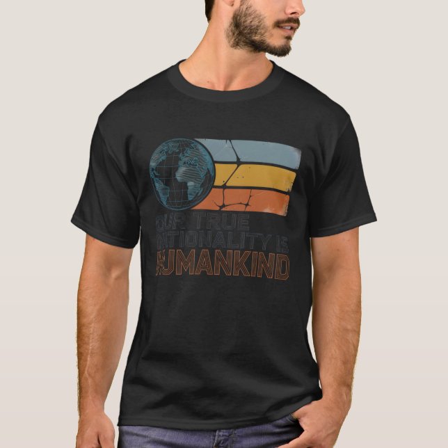 UNSERE WAHRE STAATSANGEHÖRIGKEIT IST HUMANKIND T-Shirt (Vorderseite)