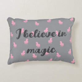 Unsichtbares rosa Einhorn auf Grau Dekokissen