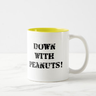 Unten mit Erdnüssen Zweifarbige Tasse