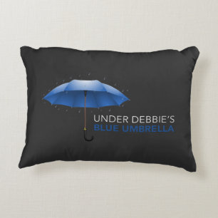 Unter Debbies blauem Regenschirm Dekokissen