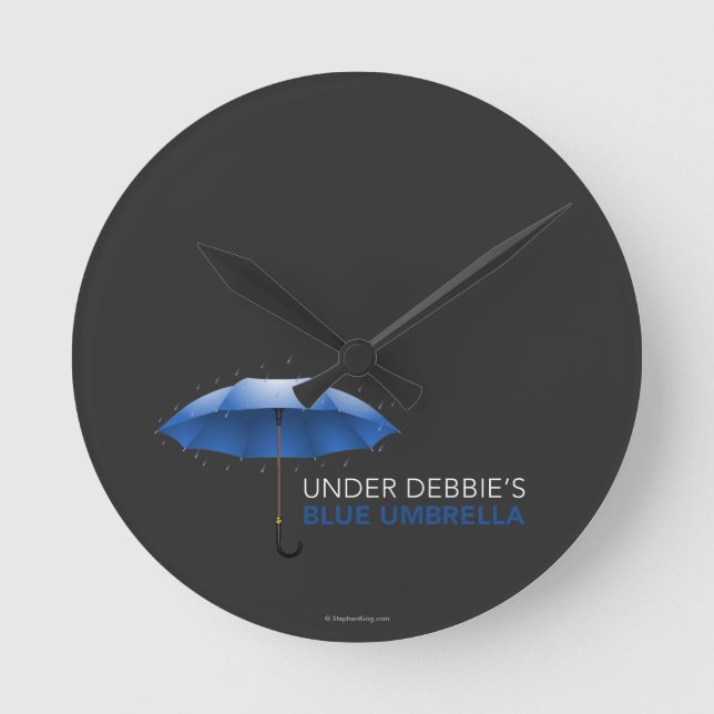 Unter Debbies blauem Regenschirm Runde Wanduhr (Vorderseite)