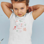 Unter dem Meer rosa Geburtstagskarte T-Shirt<br><div class="desc">Niedlich zum Shirt für Kinder unter dem Meeresthema Geburtstagsfeier! Illustration von rosa Meerestieren Motiven mit dem Text,  der "unter dem Meer" steht.</div>