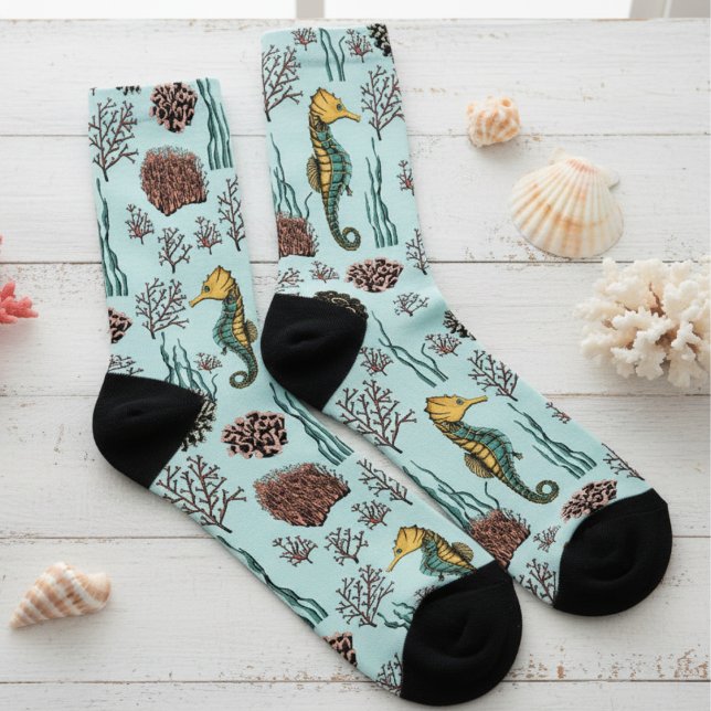Unter dem Meer Seepferd & Korallen Nautik Socken (Ocean Coral and Seahorse Socks in Turquoise Blue. Hand Drawn Coastal Underwater Scene in Black Ink)