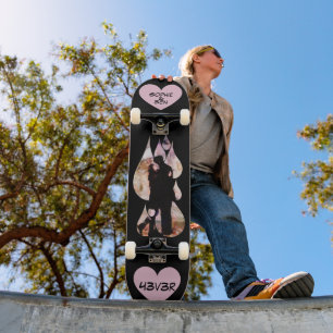 Unter dem Regenschirm: Romantisches Paar, das sich Skateboard