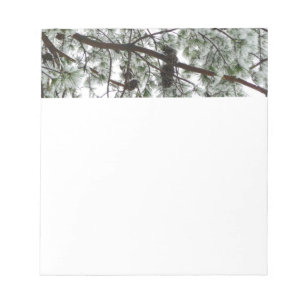 Unter dem schneebedeckten Kiefernbaum Winterfoto Notizblock