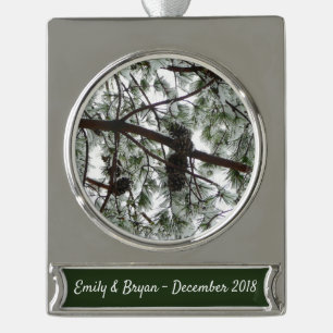 Unter dem schneebedeckten Kiefernwald WinterFoto Banner-Ornament Silber