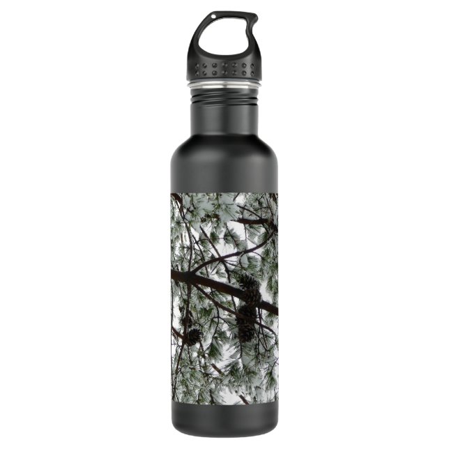 Unter dem schneebedeckten Kiefernwald WinterFoto Edelstahlflasche (Vorderseite)