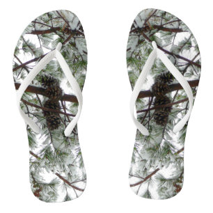 Unter dem schneebedeckten Kiefernwald WinterFoto Flip Flops