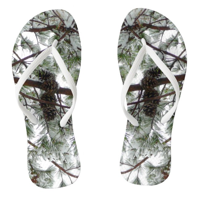 Unter dem schneebedeckten Kiefernwald WinterFoto Flip Flops (Fußbett)