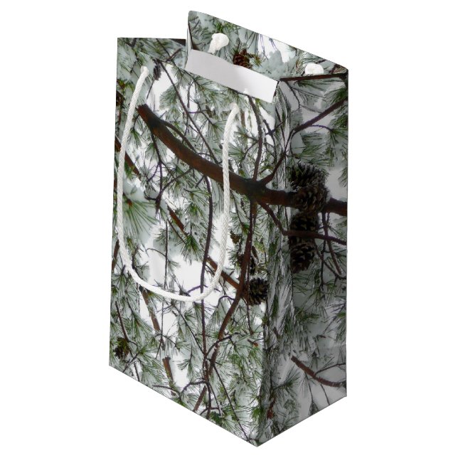 Unter dem schneebedeckten Kiefernwald WinterFoto Kleine Geschenktüte (Rückseite Schrägansicht)
