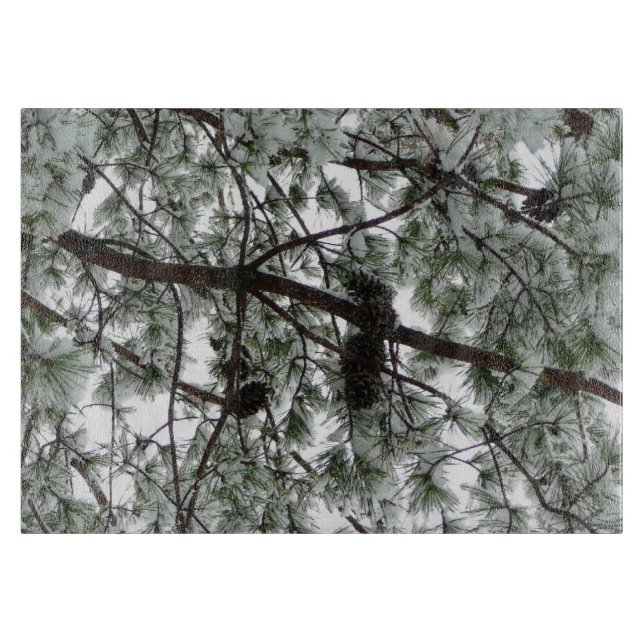 Unter dem schneebedeckten Kiefernwald WinterFoto Schneidebrett (Vorderseite)