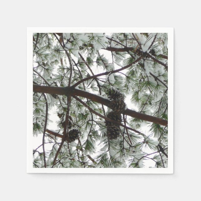 Unter dem schneebedeckten Kiefernwald WinterFoto Serviette (Vorderseite)