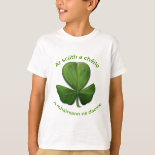 Unter dem Schutz друг друга überleben die Menschen T-Shirt
