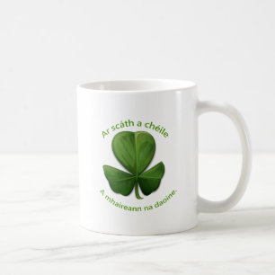 Unter dem Schutz друг друга überleben Menschen Kaffeetasse