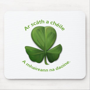 Unter dem Schutz der anderen überleben Menschen Mousepad