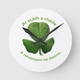 Unter dem Schutz der anderen überleben Menschen Runde Wanduhr