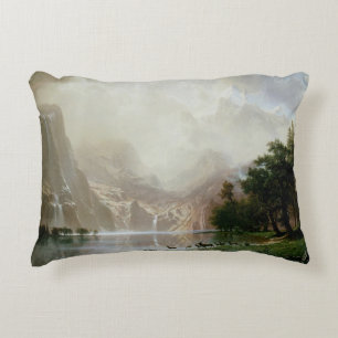 Unter den Sierra Nevada Mountains von Bierstadt Zierkissen