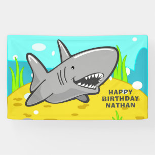 Unter der "Sea Kids Hai Birthday Party" Banner