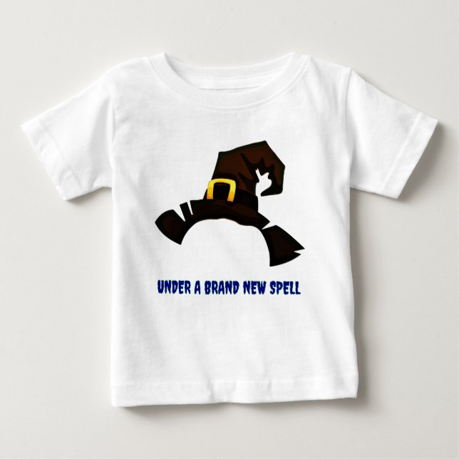 Unter einem neuen Zauber unter einem Hexenhut Baby T-shirt (Vorderseite)