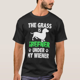 Unter meiner Dackel Dackel D ist das Gras grüner T-Shirt
