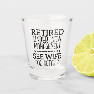 Unter "Neues Management" nachgelesen siehe Ehefrau Schnapsglas
