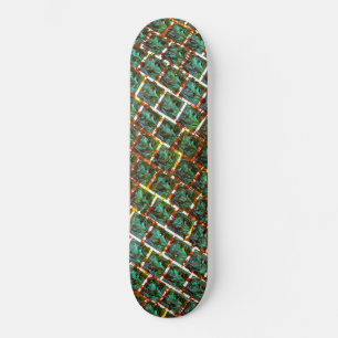 Unter schmutzigen und rostigen Grillen Skateboard