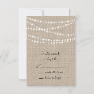 Unter Twinkle-Lichtern auf Burlap RSVP Karte