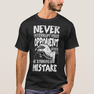 Unterbrechen Sie niemals Ihren Gegner, indem Sie e T-Shirt