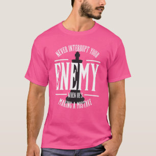 Unterbrich nie deinen Feind, indem er ein Fehlscha T-Shirt